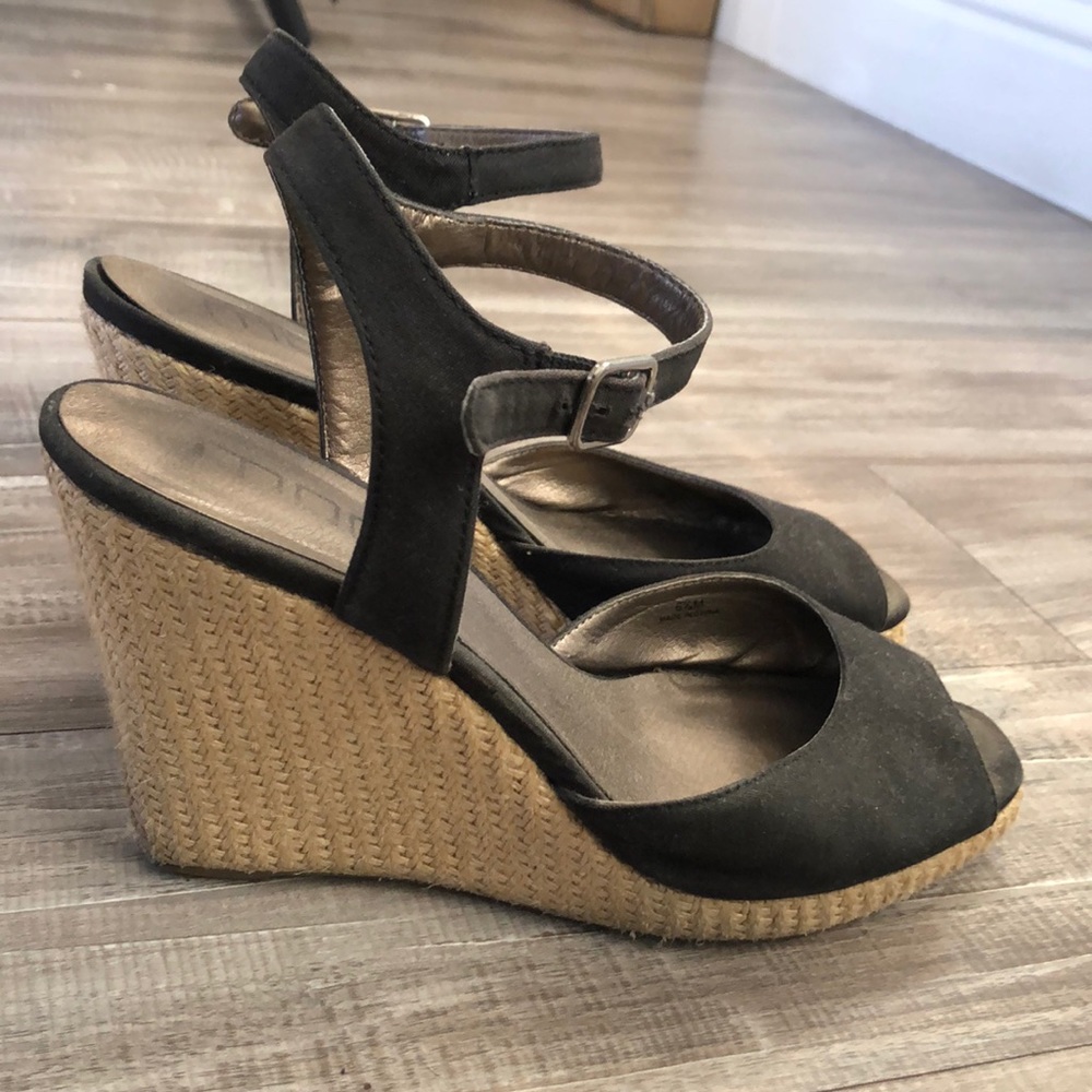 Black wedges